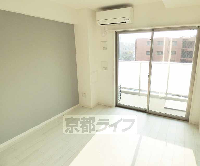 居室・リビング　白を基調とした綺麗なお部屋。