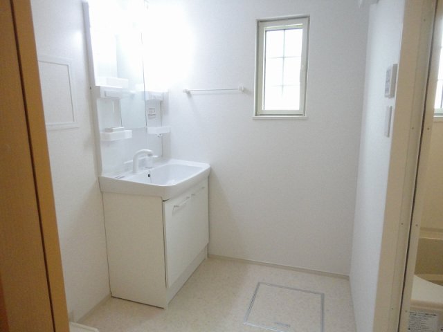 洗面設備　明るい洗面所です