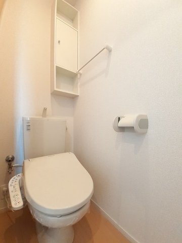 トイレ　落ち着いた色調のトイレです