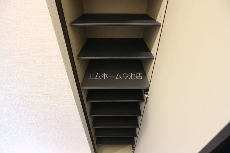 玄関　玄関　シューズボックス付（収納充実してます）