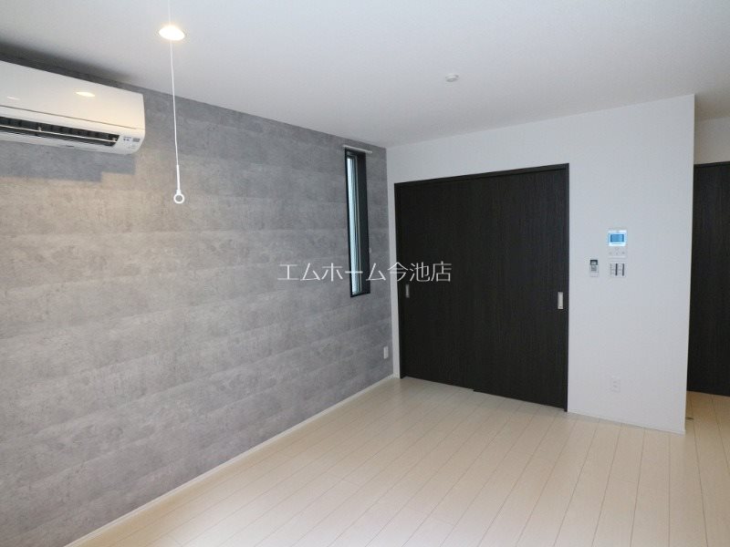 居室・リビング　LDK9.7帖　エアコン付　換気良好　バルコニー