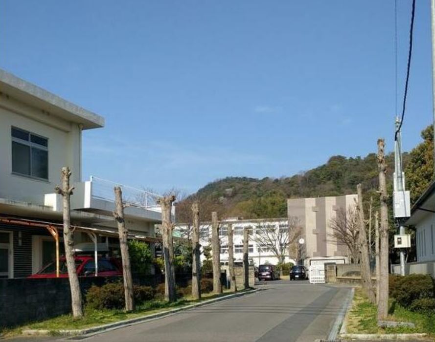 中学校　川之江北中学校（中学校）まで450m