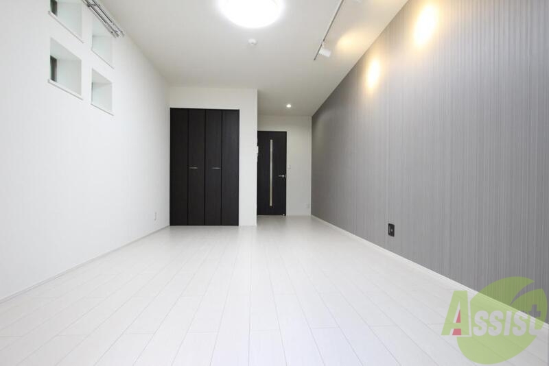 居室・リビング　広くて配置のしやすいお部屋！コンセントも良い位置にございます