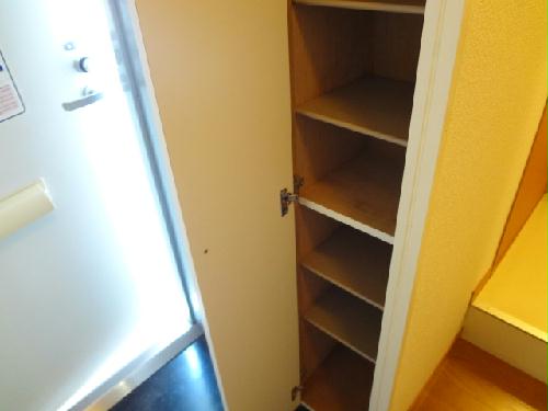 玄関　玄関横に下駄箱あります。