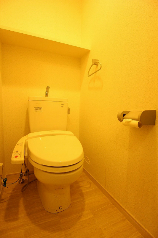 トイレ　温水洗浄便座つきです♪