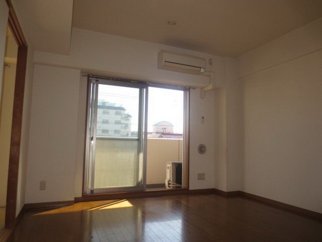 居室・リビング　採光も十分にとれる明るいリビングスペース。