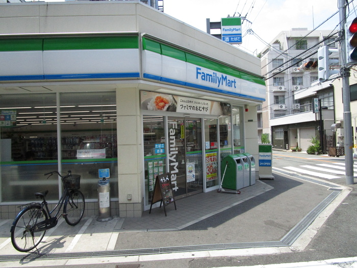 コンビニ　ファミリーマート（コンビニ）まで200m