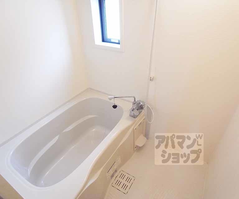 バス・シャワールーム　換気窓も付いてます。