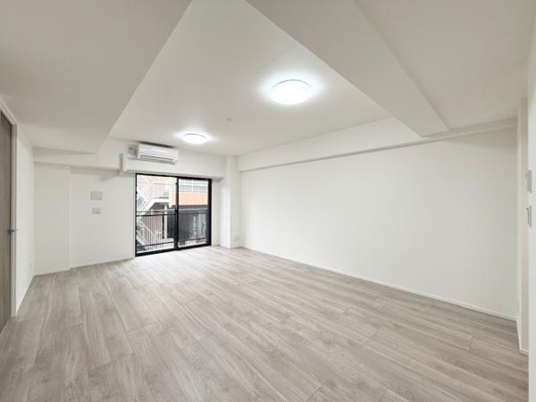 居室・リビング　こちらの居間で趣味の時間をお楽しみください