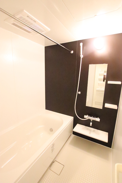 バス・シャワールーム　浴室乾燥機付き、追い焚き給湯です。