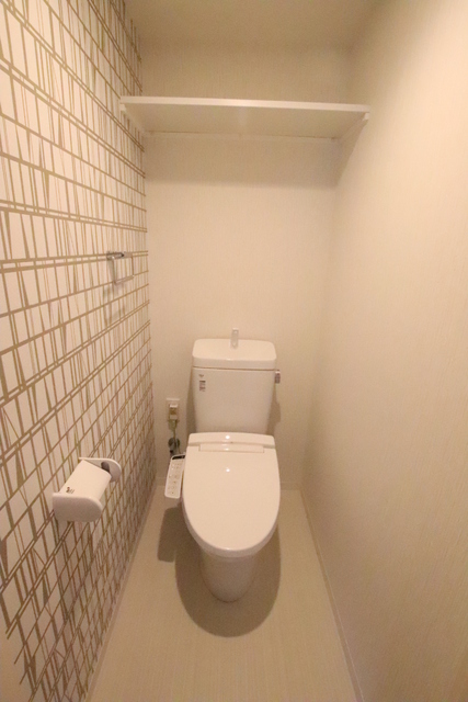 洗面設備　洗浄便座。上部棚有り