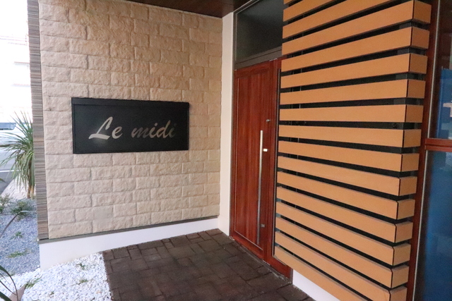 エントランス　防犯に安心のオートロック。オシャレなエントランスです。