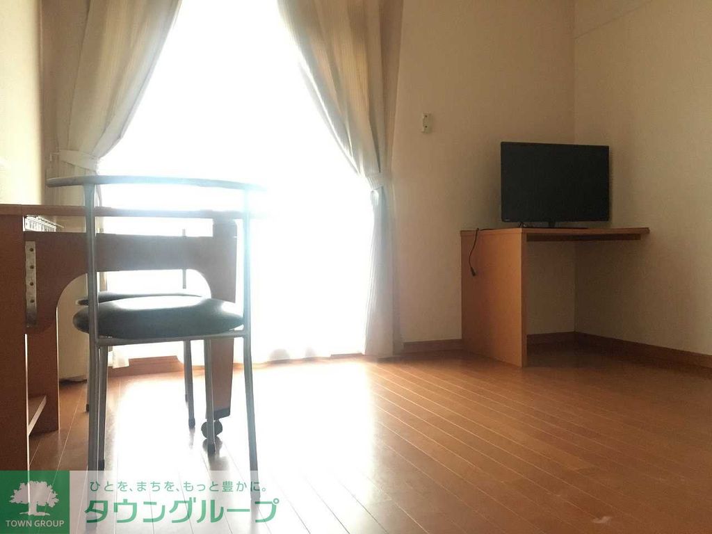 居室・リビング　1階はフローリング、2階は絨毯です。