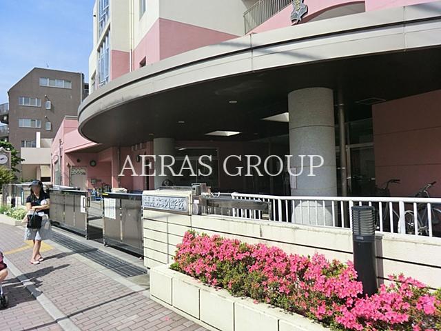 小学校　文京区立本郷小学校（小学校）まで589m