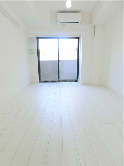 居室・リビング　白基調の内装の洋室7.8帖　クローゼットと吊戸棚収納で収納力