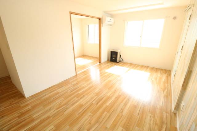 居室・リビング　アクセントクロスが映えます♪