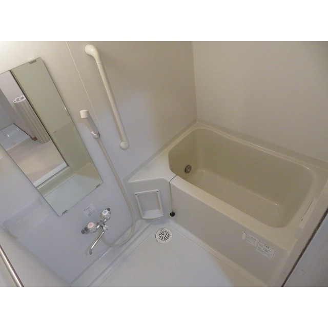 バス・シャワールーム　コンパクトで使いやすいお風呂です