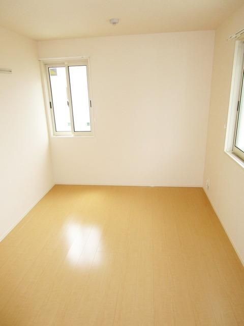 その他部屋・スペース　★きれいなフローリングの明るい洋室です★