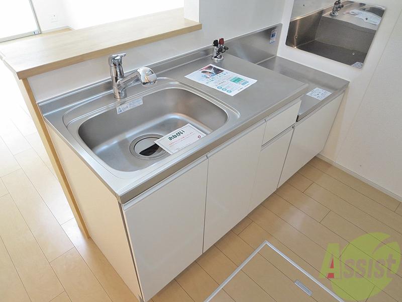 キッチン　カウンターキッチンなのでリビングからはみられないですよ。