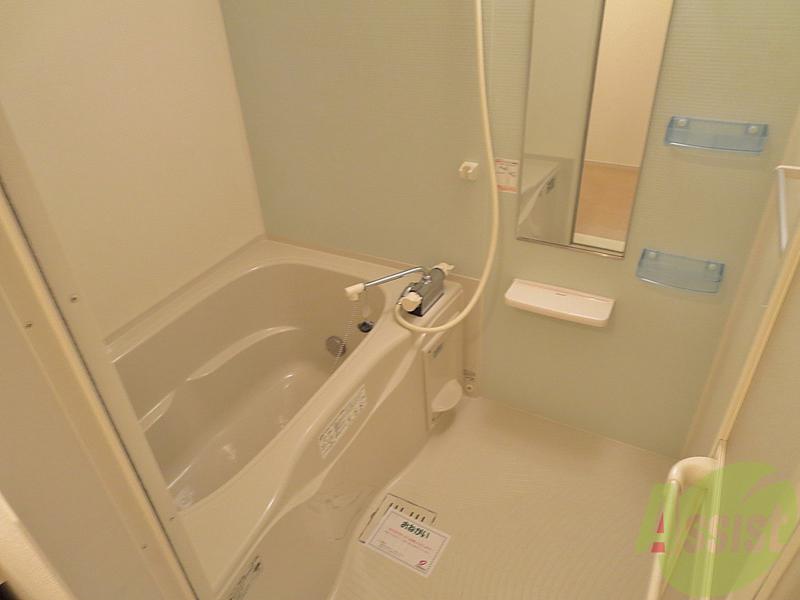 バス・シャワールーム　清潔感のあるお風呂です。鏡と物置がついてますね。。