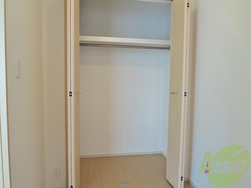 収納　ハンガーパイプがついているので洋服もかけれますね。