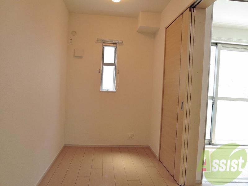 その他部屋・スペース　リビングダイニングに面したお部屋なので扉を開けてつかえますよ