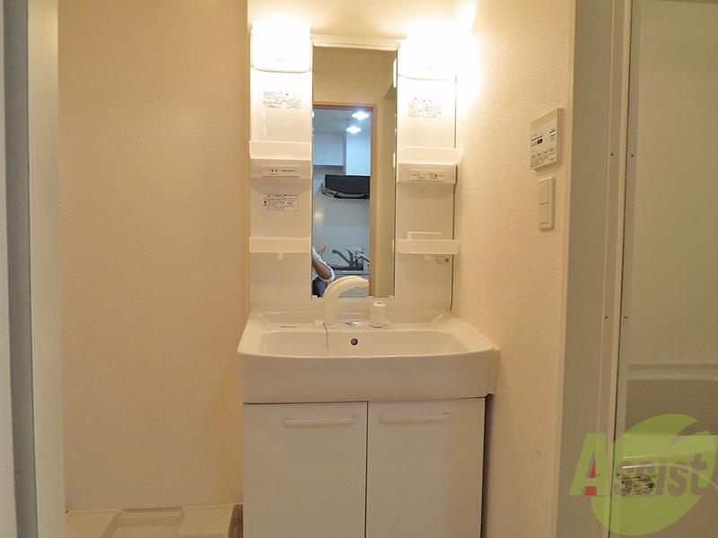 洗面設備　シャンプードレッサーのタイプです。掃除しやすいですね