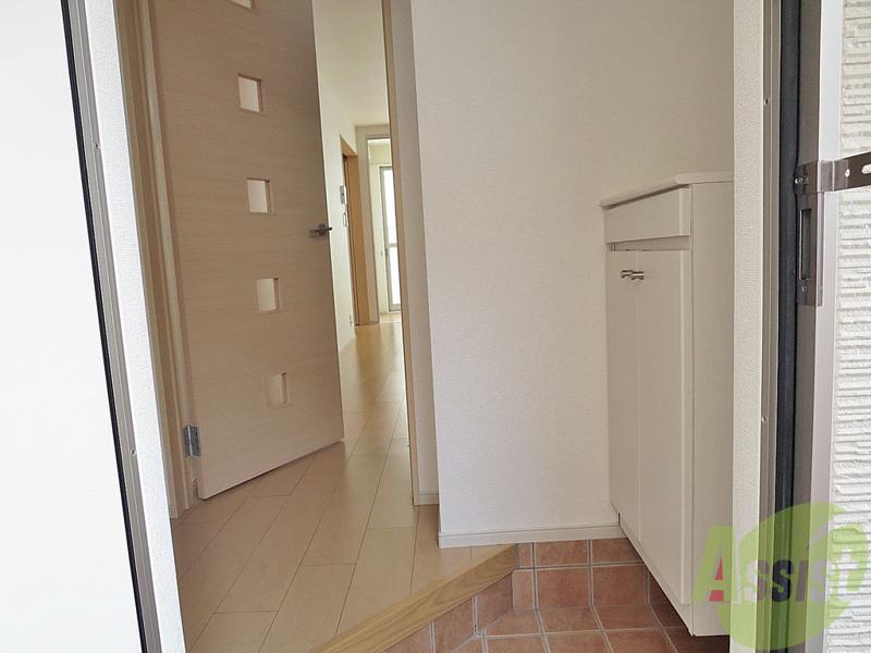 玄関　玄関には靴箱もついているので玄関がかたづきますね。