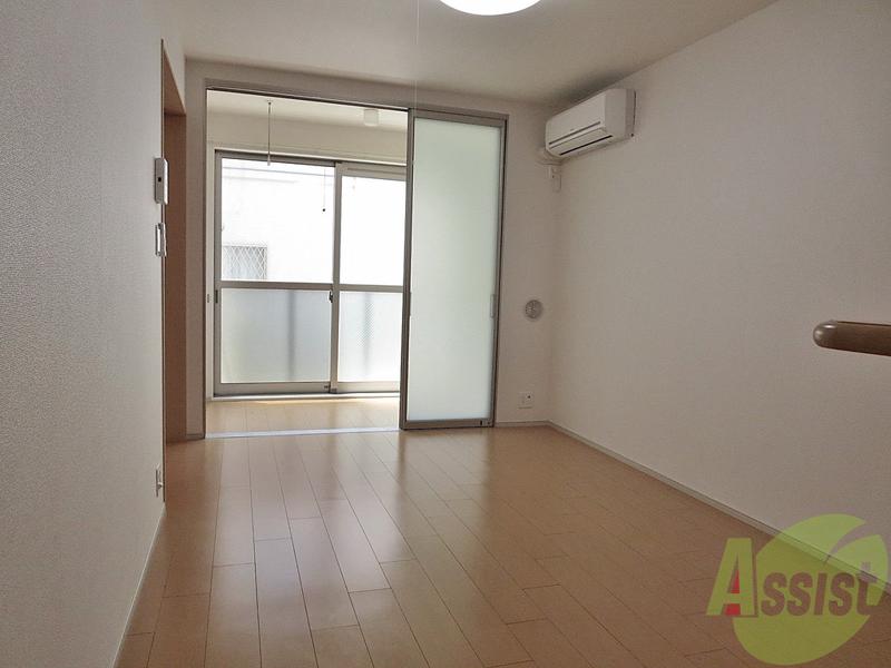 居室・リビング　奥行きのあるリビングダイニングです。エアコンついてます。