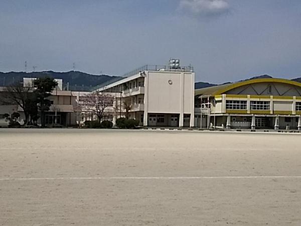 中学校　飯塚市立二瀬中学校（中学校）まで1572m