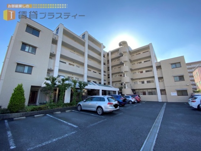 建物外観　駅近に堂々とそびえ立つ。