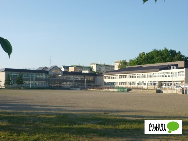 小学校　旭川市立西御料地小学校（小学校）まで702m