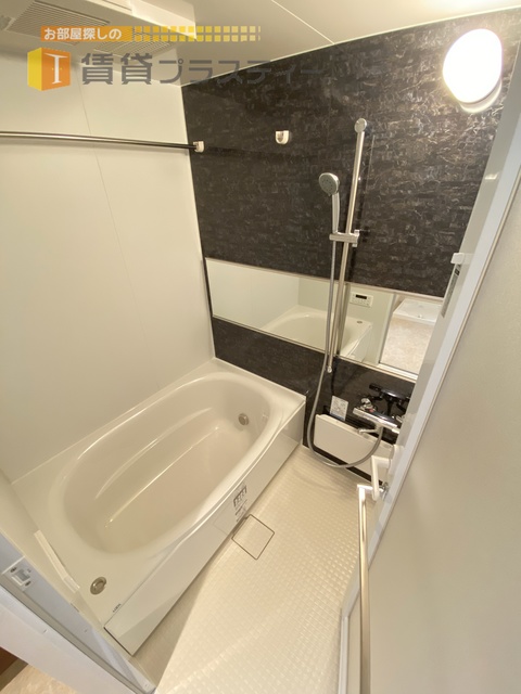 バス・シャワールーム　追い炊き機能・浴室乾燥機能付き。