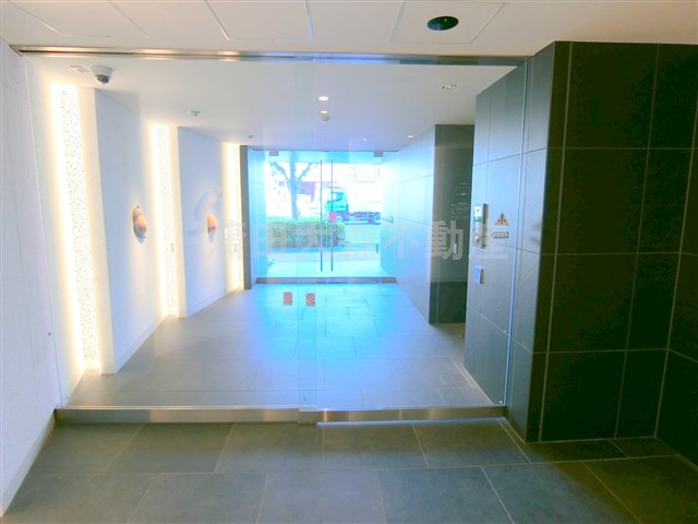 エントランス　防犯カメラTVモニター付オートロック　宅配BOXメールBOX