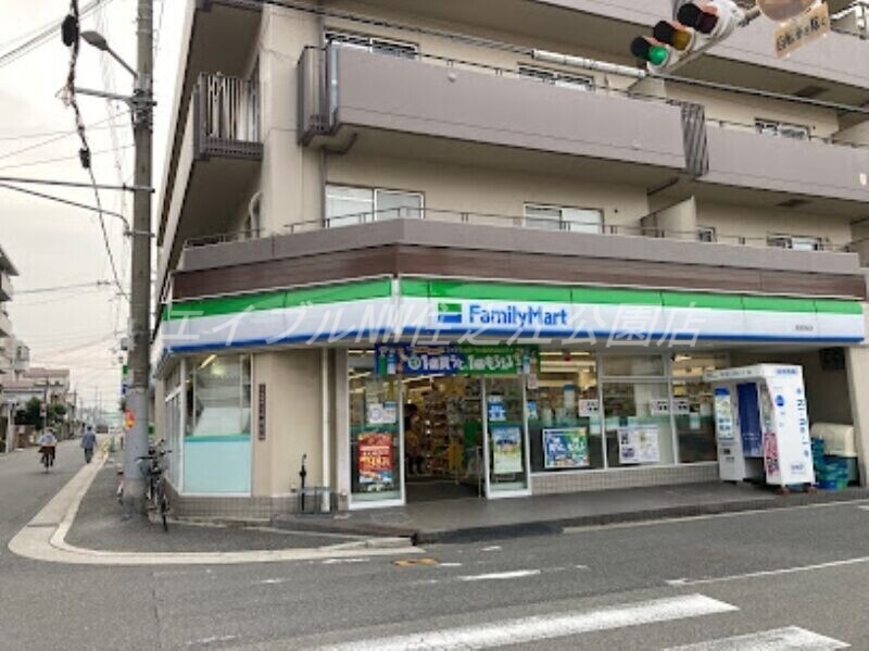 コンビニ　ファミリーマート長居西店（コンビニ）まで306m
