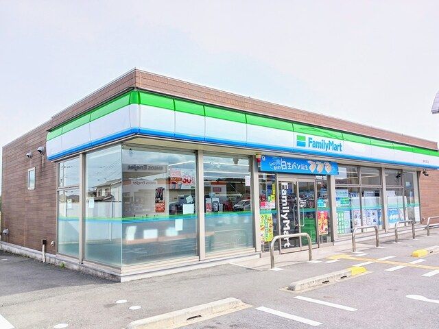 コンビニ　ファミリーマート（コンビニ）まで300m