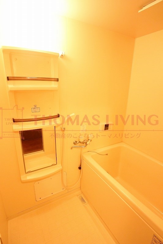 バス・シャワールーム　浴室に棚が付いています。