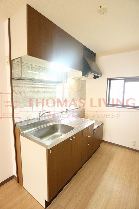 キッチン　キッチンの横に窓があり空気の入替えなどに最適です。