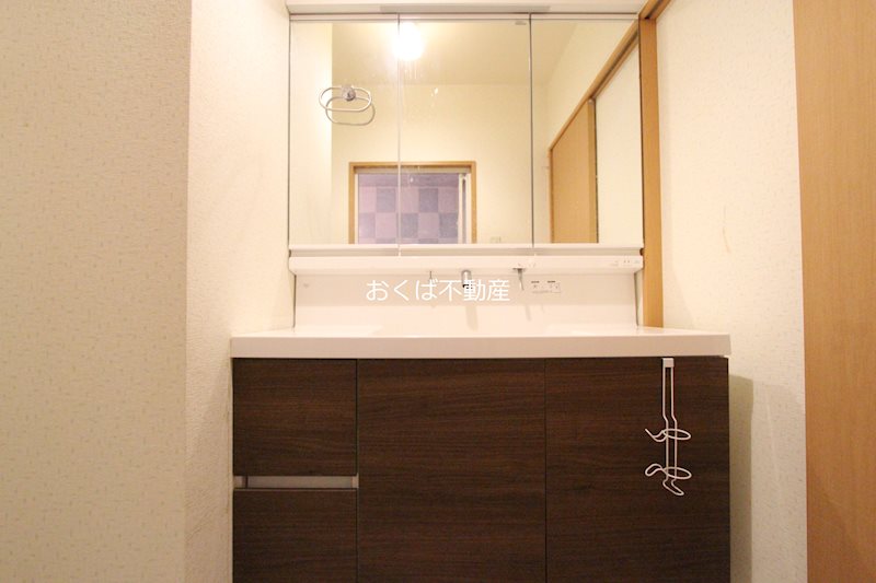 洗面設備　三面鏡付洗面台