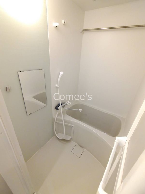 バス・シャワールーム　カラーパネルの明るいバスルーム