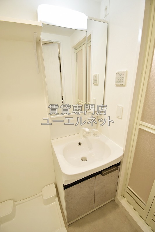 洗面設備　シャワー付洗面台