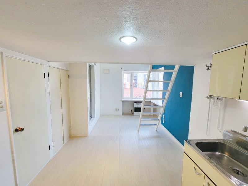 居室・リビング　角部屋で窓からの光で明るい洋室