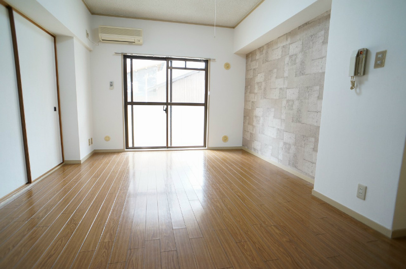 居室・リビング　東西に窓が有り風通しも良いですよ☆