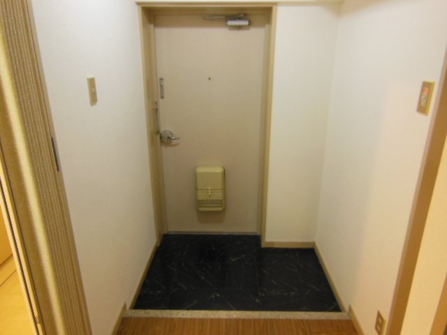 玄関　玄関床もオシャレに改装済み☆