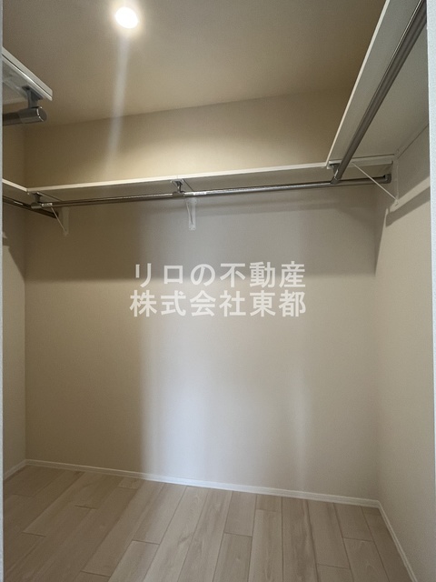 収納　ウォークインクローゼット収納！室内を広くご活用いただけます