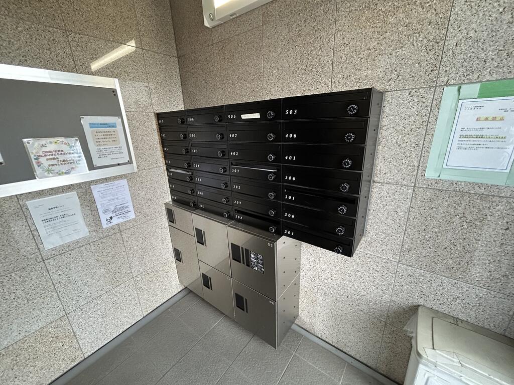 エントランス　宅配ボックス完備