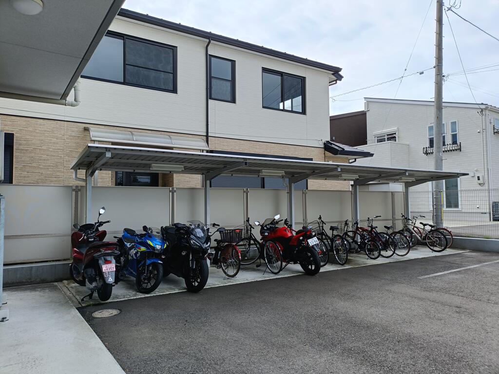 その他共有部分　屋根付き駐輪場あります