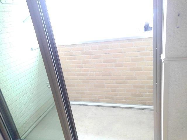 バルコニー　暖かな日差しのふりそそぐバルコニー