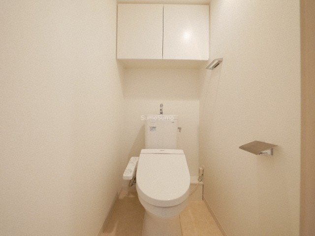 トイレ　落ち着いた色調のトイレです