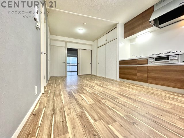 居室・リビング　床色が明るい色合いで、とてもきれいです。